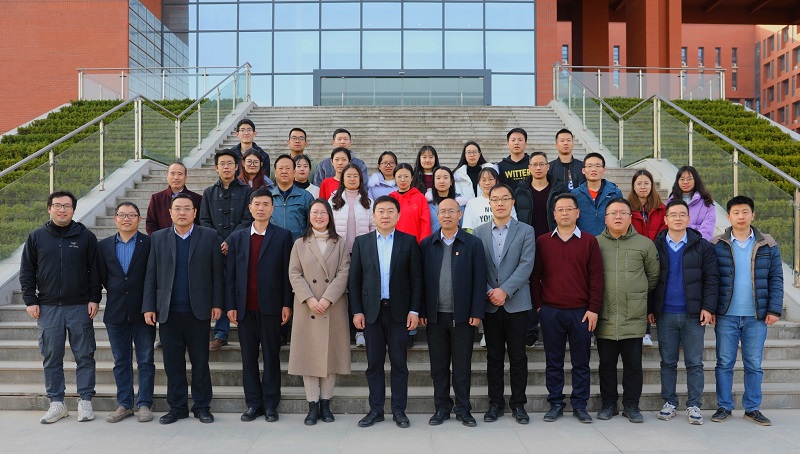 c25443b9332a495db0bc2d09362f76d5.jpg 一帶一路創(chuàng)新院啟動會參會人員合影.jpg