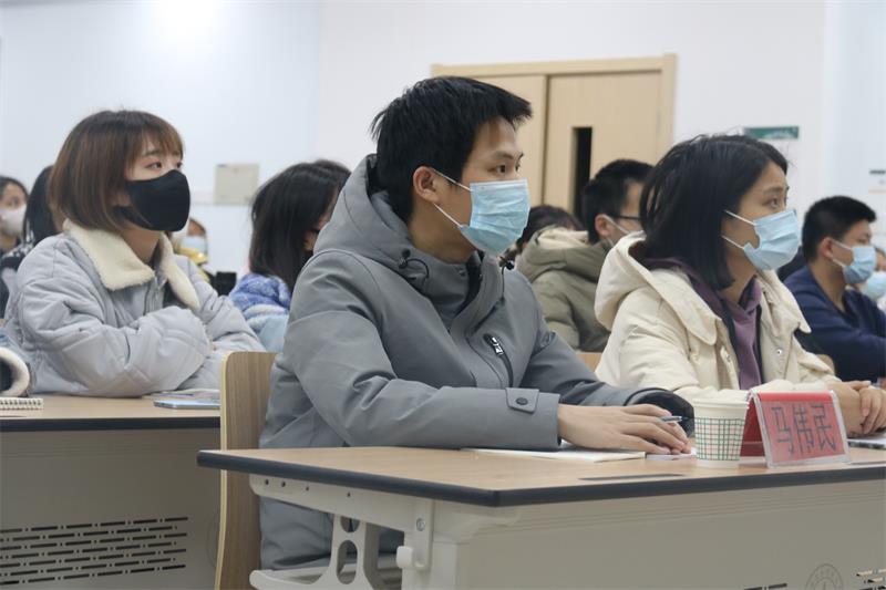 f79cdb170a75426da0581488ef055a74.jpg 學(xué)生認(rèn)真聽(tīng)團(tuán)課800.jpg