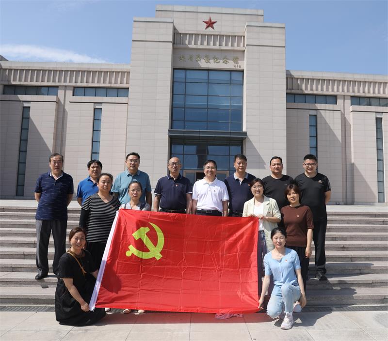 e38de085b5ba4dff85d859b0f193ffba.jpg 6月29日800扶眉戰(zhàn)役紀(jì)念館合影.jpg